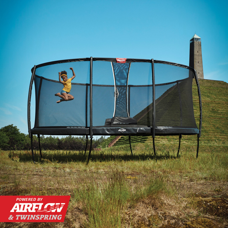 Pige hopper på en oval BERG Grand Champion trampolin
