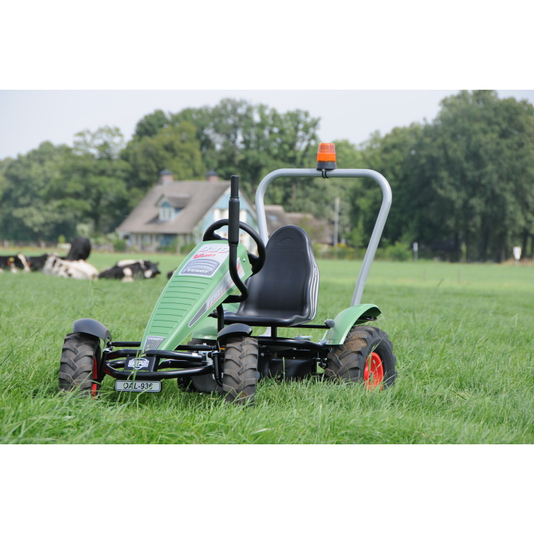 Dreng kører på en BERG Fendt XL-gokart med tre gear