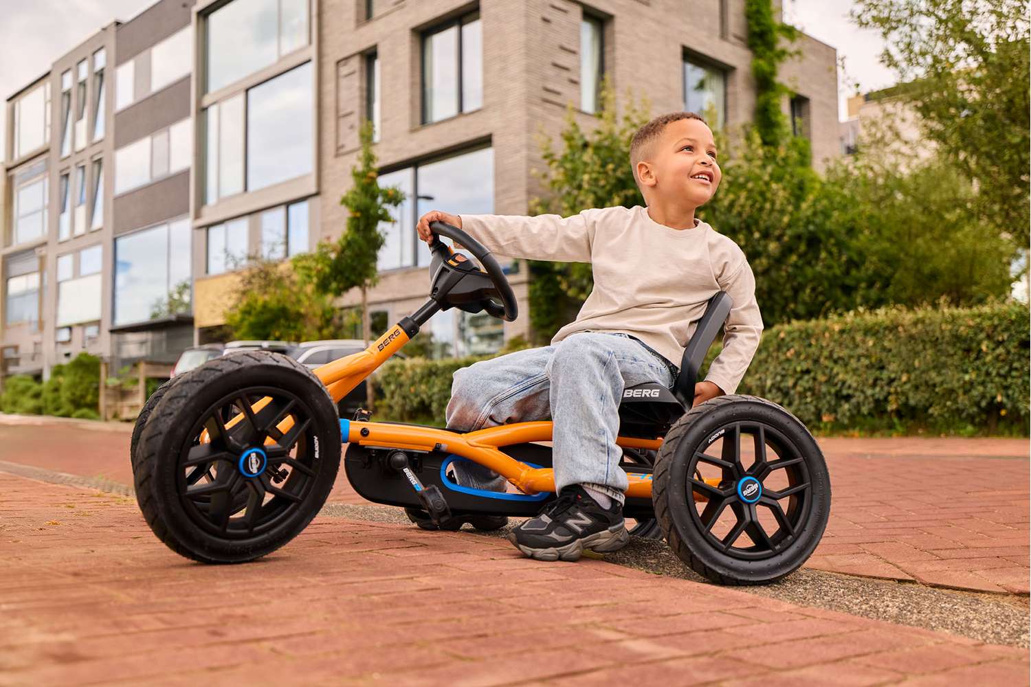 Dreng kører på en orange BERG Buddy gokart