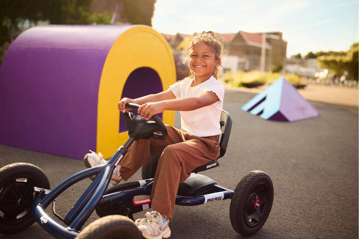 Pige kører gokart på en BERG Buddy pedal-gokart