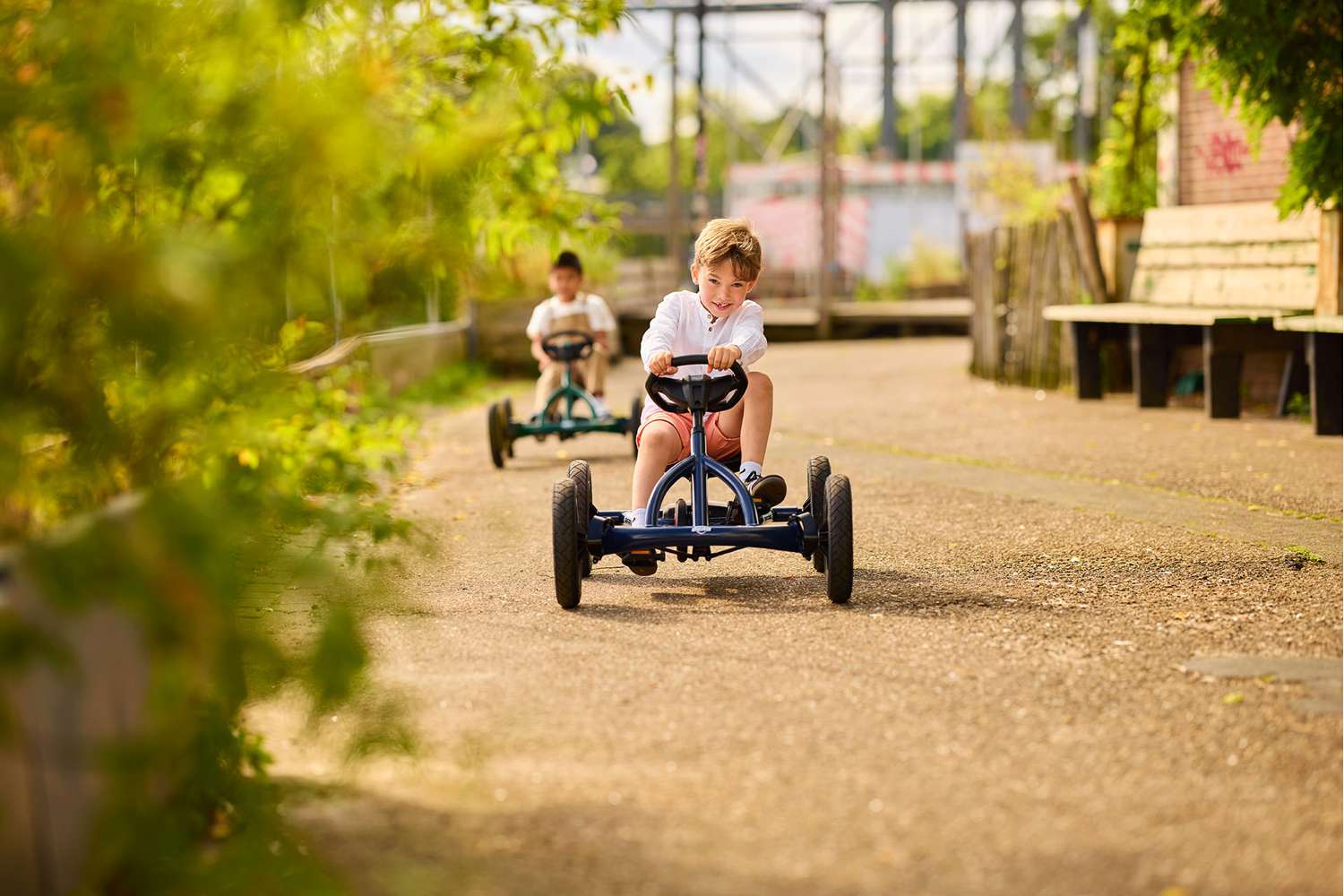 To børn kører om kap på BERG Buddy gokarts